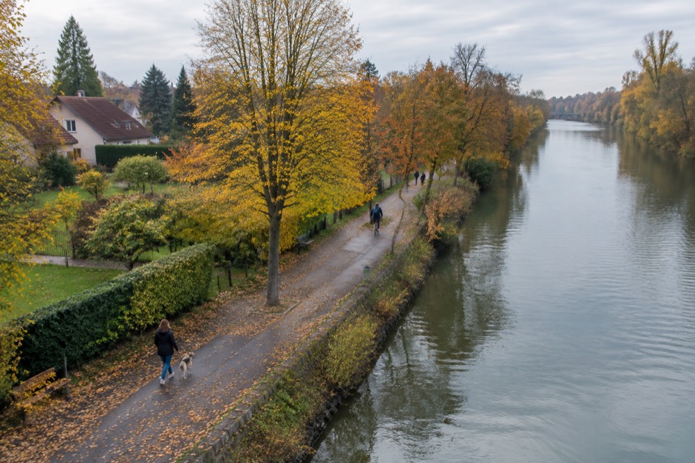 Autumn colours along the riverside path beside the Ill in Robertsau, Strasbourg