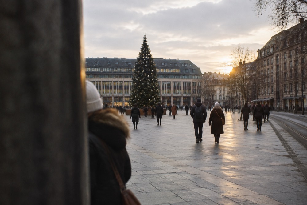 Place Kleber with the Aubette building and a large Christmas tree in the centre, under a clear winter sky