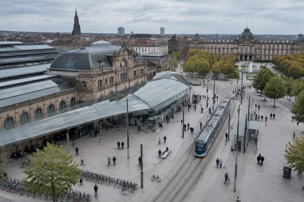 A broad city square in Stuttgart with palace buildings, fountains and tree-lined walks